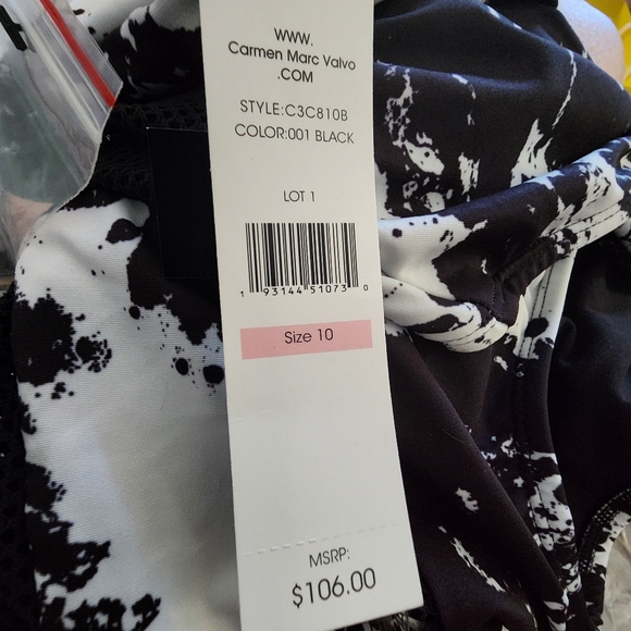 Carmen Marc Valvo Monochrome One-Shoulder Swimsuit Comes With Extra Strap. - Picture 8 of 8